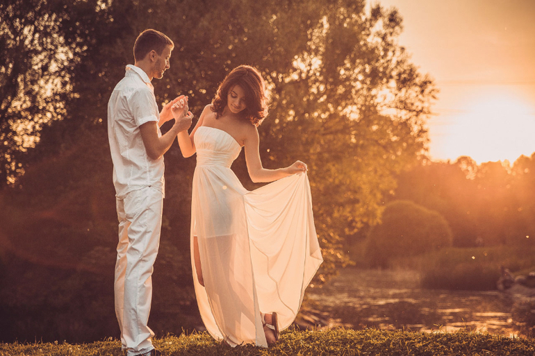 Солнечная свадьба на берегу пруда!