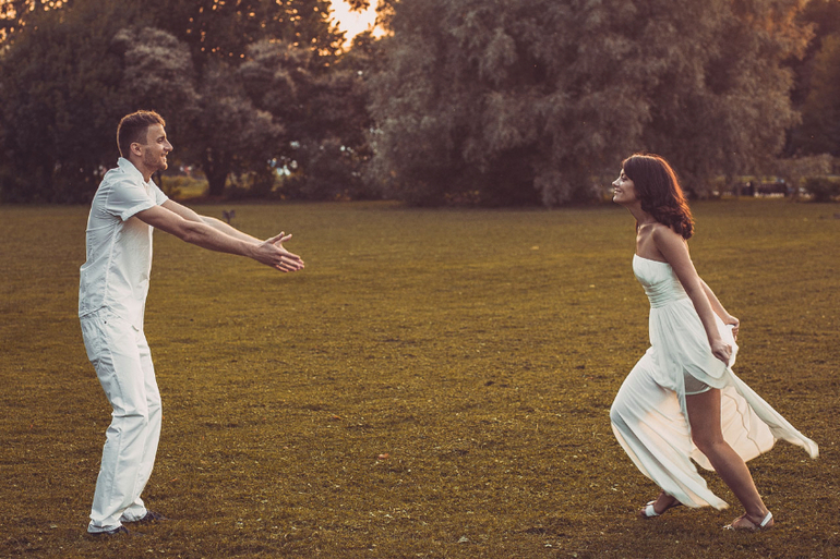 Солнечная свадьба на берегу пруда!