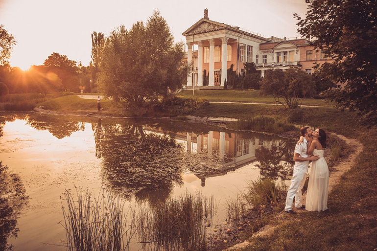 Солнечная свадьба на берегу пруда!