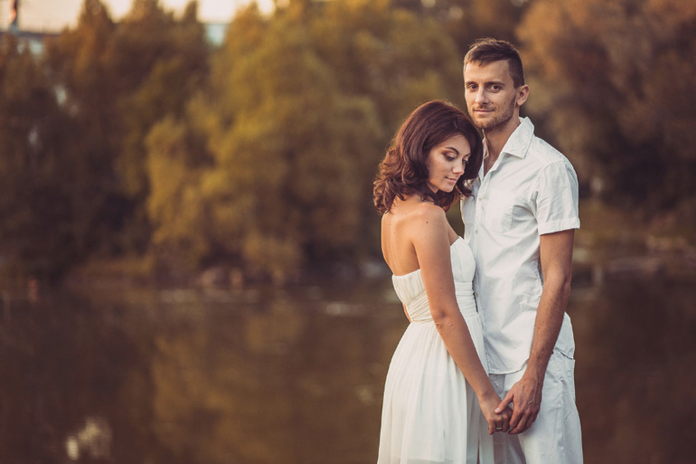 Солнечная свадьба на берегу пруда!