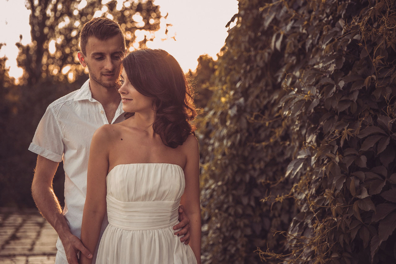 Солнечная свадьба на берегу пруда!