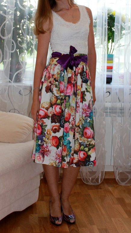 Подобрала верх к юбке)