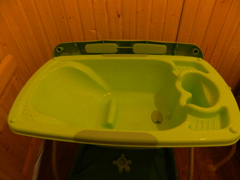 Ванночка с пеленальным столиком bebeton б/у 1000 р.