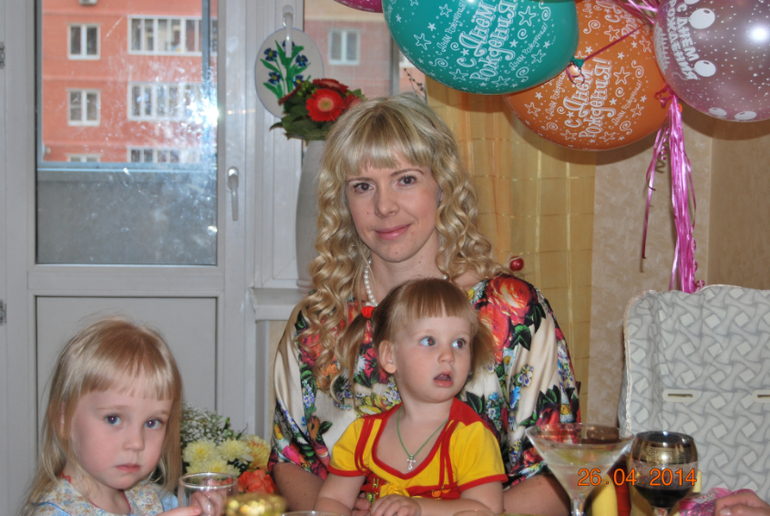 Посмотрите мои фото))) Тоже интересно на сколько я выгляжу