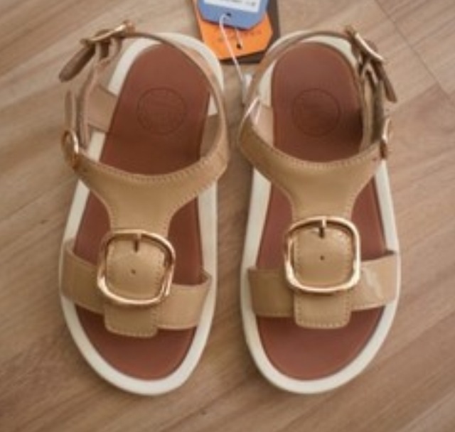 Продам новые сандалики.лак.26(18 см)2000