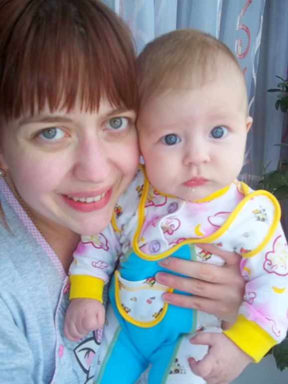 У нас растет певица)
