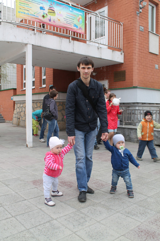 Двойняшки в зоопарке)))