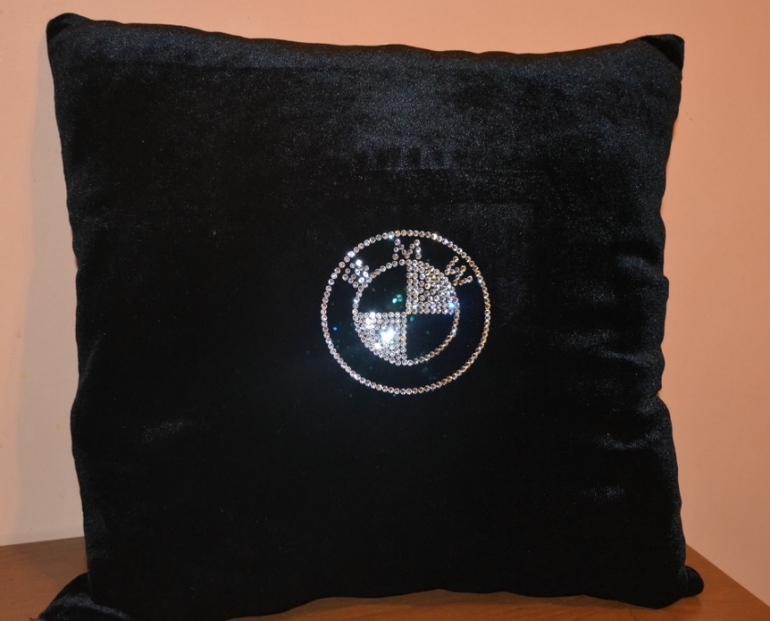 Бархатная подушка в автомобиль "BMW " с кристаллами Swarovski