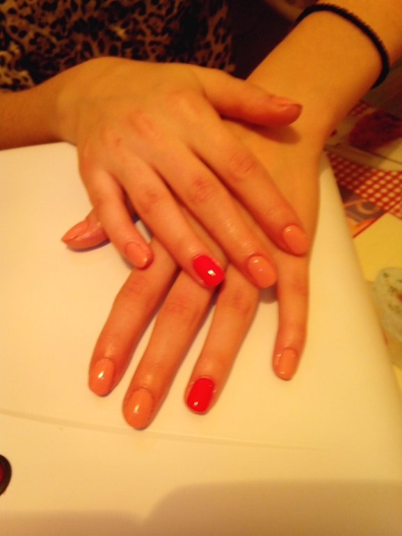 Выполняю услуги маникюра и покрытие ногтей шелаком!!!