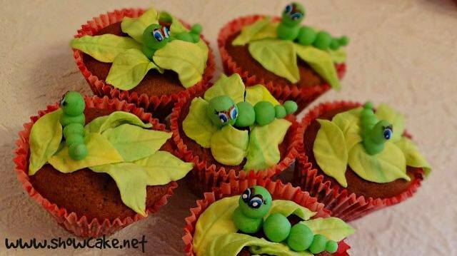 Маффины с красной смородиной и вишней.