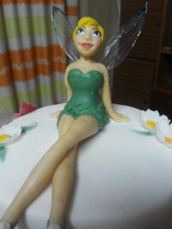 Первый трех ярусный тортик и первая Динь Динь, первый объемный цветочек! Девчоночки укажите на недостатки!!!