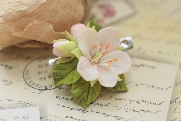 Зажимы для волос, венки, заколки из полимерной глины