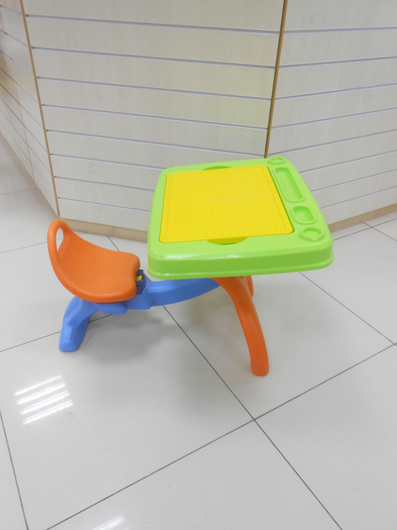 Стол игровой+стул. Цена 900 рублей.