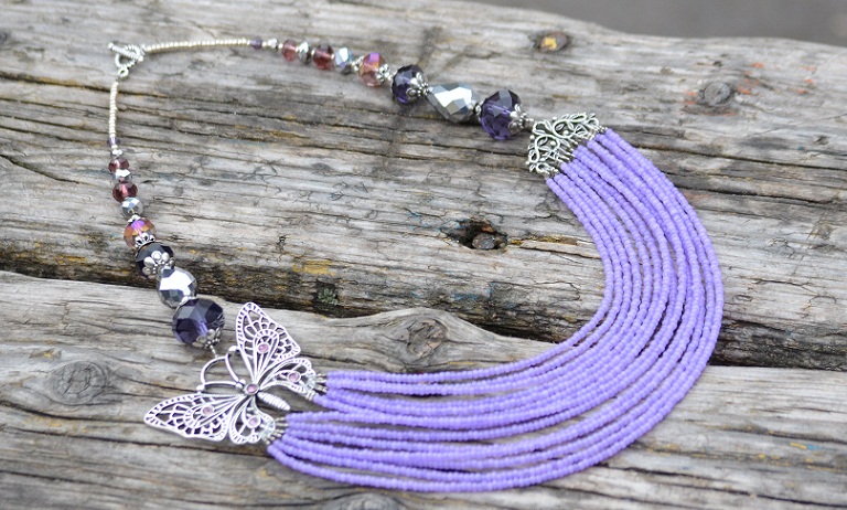 Сиреневое колье с бабочкой и хрустальными бусинками