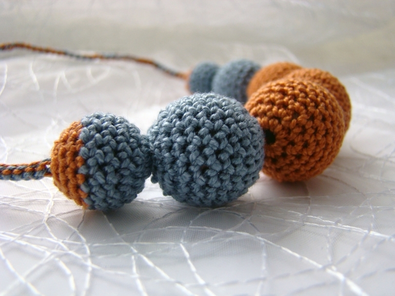 Оригинальные вязаные бусы в наличии.