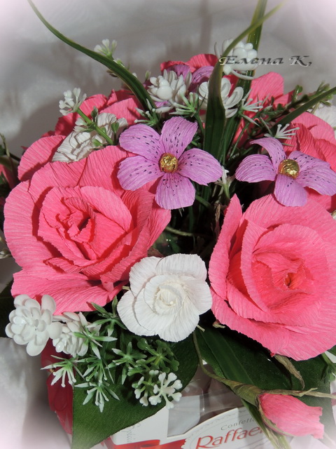 Букетик с ромашками и коробочка конфет