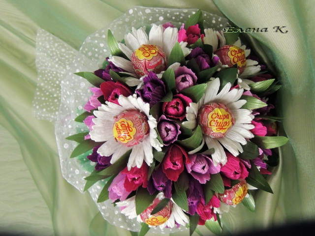 Букетик с ромашками и коробочка конфет