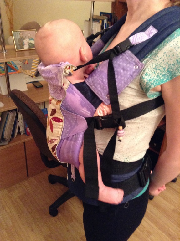 Плачет в эрго ((