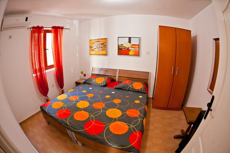 Прекрасные Апартаменты в Будве, для тех, кого не пугает, что до моря целых 15 мин пешком :)