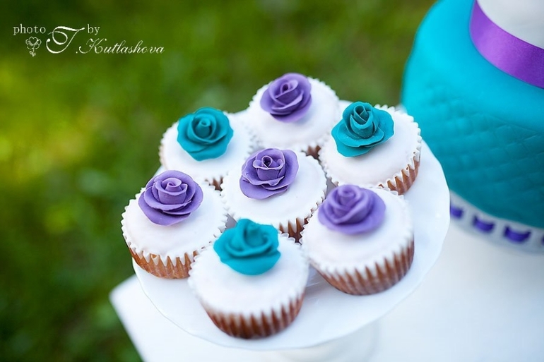 Оформление и декор для милой бирюзово-фиолетовой свадьбы зайчиков