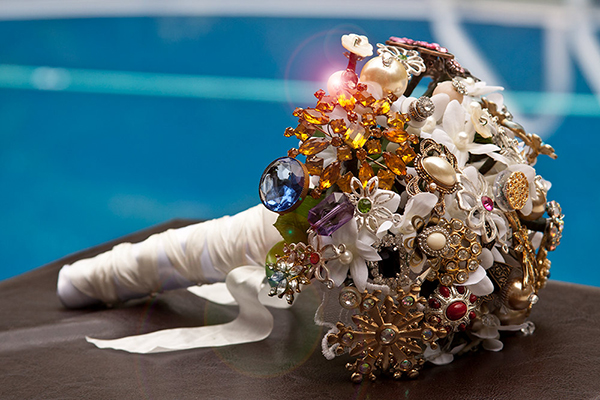 Свадебный букет невесты из бижутерии: как сделать цветы из брошек и украшений своими руками