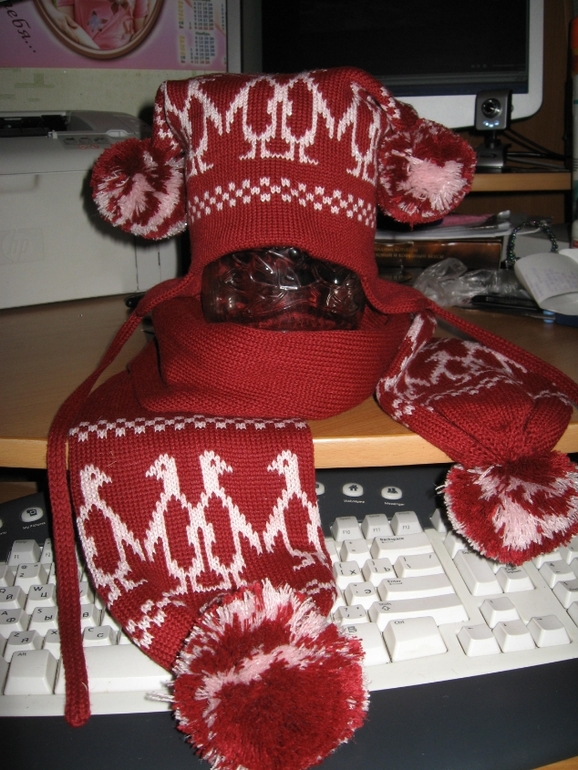 Шапочка и шарфик для девчушки 3-4 лет(вязала Сашуне, носили два года