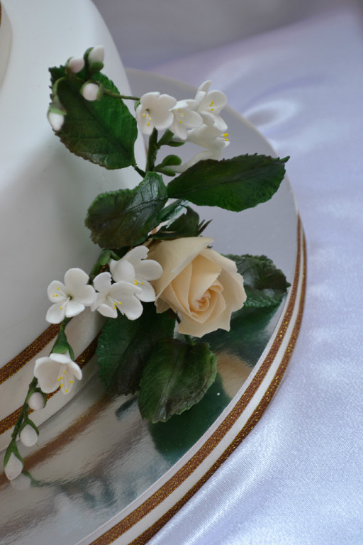 Свадебный с розами и фигуркой....