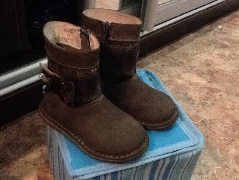 Продам обувь б/у от 22 по25 на девочку, несколько пар даром отдам( качество соотв)