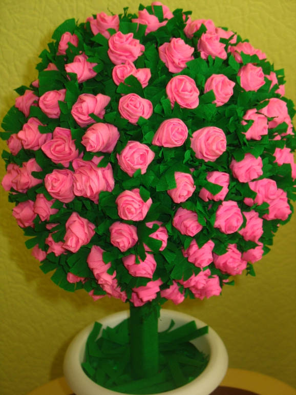 Розовый топиарий из креповой бумаги