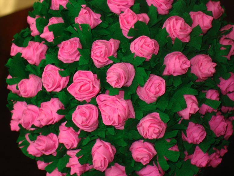 Розовый топиарий из креповой бумаги