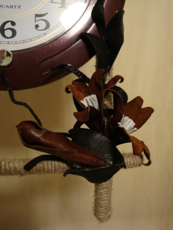 Часы с декором из кожи