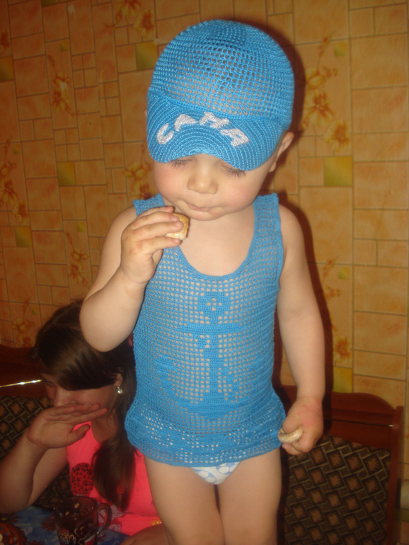 Комплект филейной сеткой мальчишке-майка и именная кепка