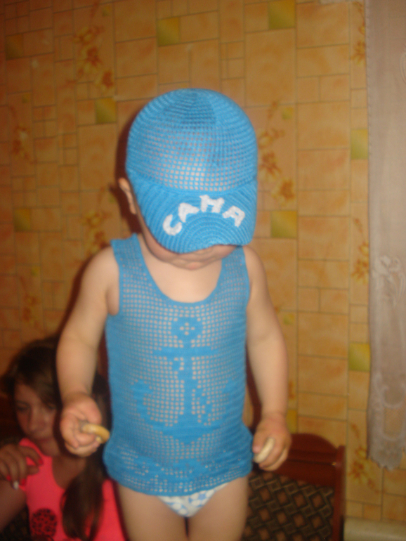 Комплект филейной сеткой мальчишке-майка и именная кепка