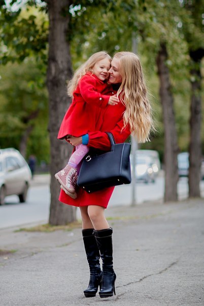 Одинаковые пальто для мамы и дочки или