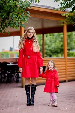 Одинаковые пальто для мамы и дочки или