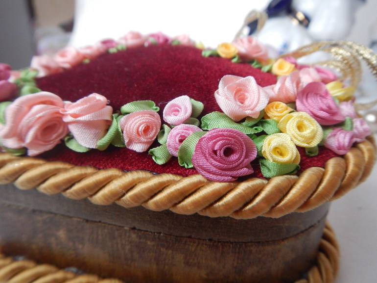 Шкатулка "Сердечная" деревянная с вышивкой лентами