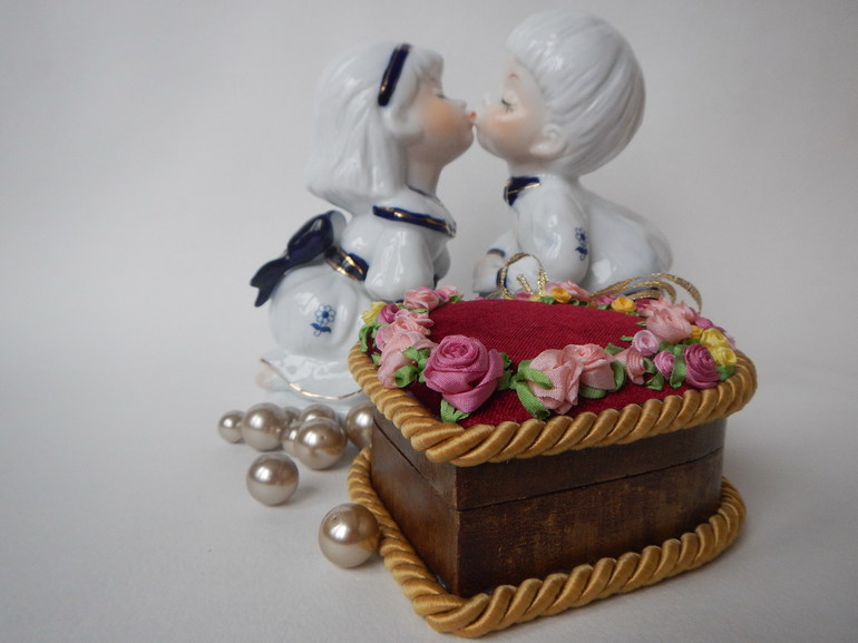 Шкатулка "Сердечная" деревянная с вышивкой лентами