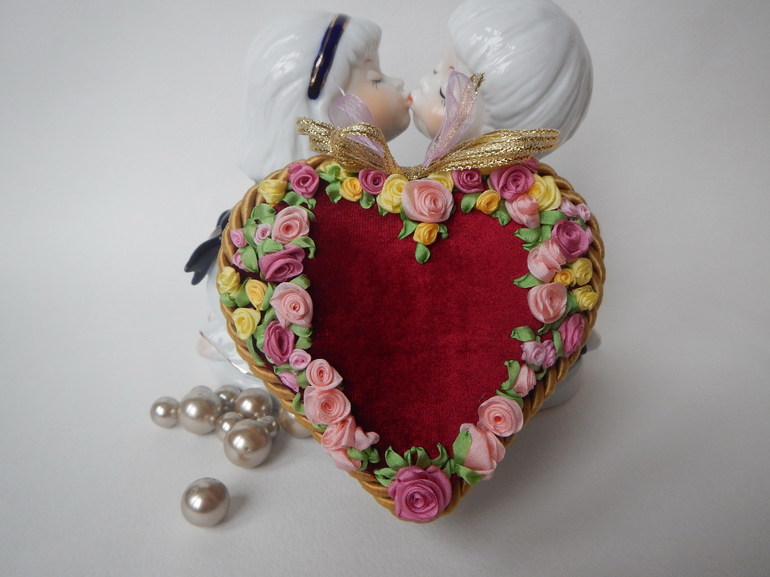 Шкатулка "Сердечная" деревянная с вышивкой лентами