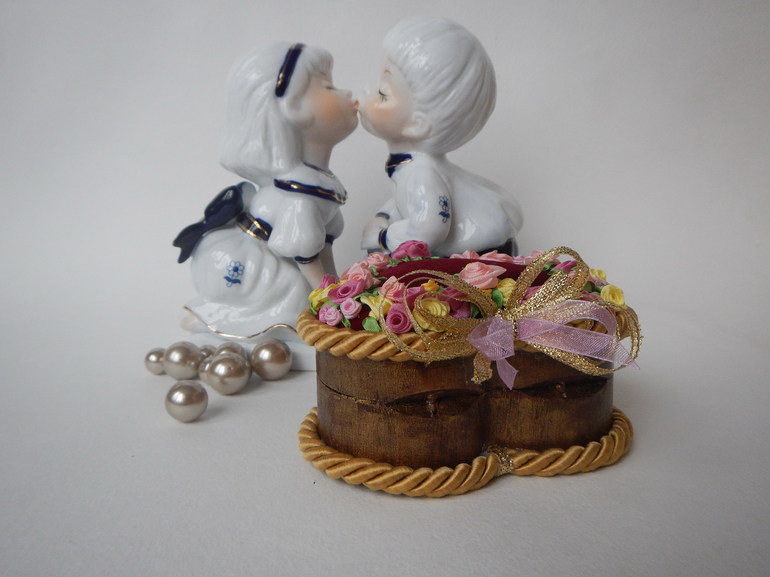 Шкатулка "Сердечная" деревянная с вышивкой лентами