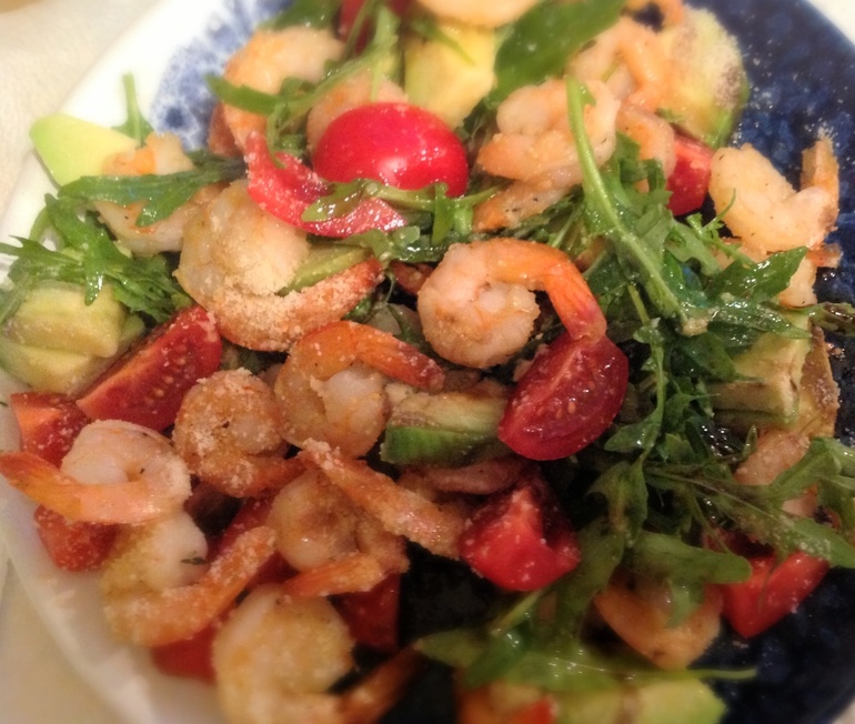 Руккола с креветками и авокадо.