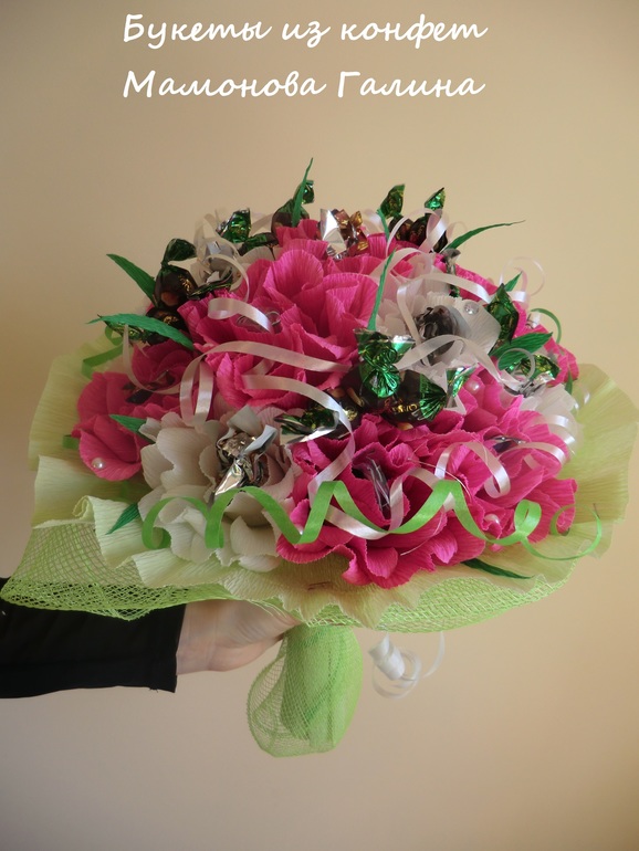 Готовый букет из конфет, посоветуйте как быть с сеткой. За темой слежу с нового года, вдохновляюсь красотой ваших работ, принимайте новичка в вашу группу)))