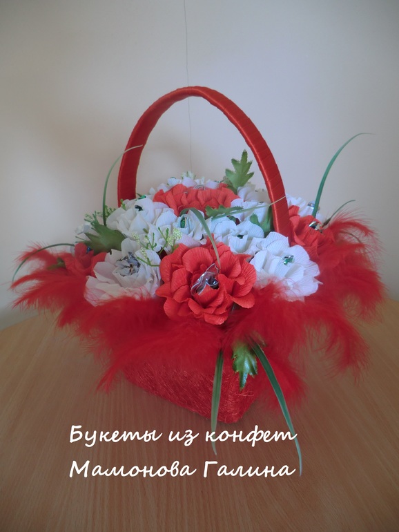 Еще вот такая большая корзина цветов с конфетами вышла