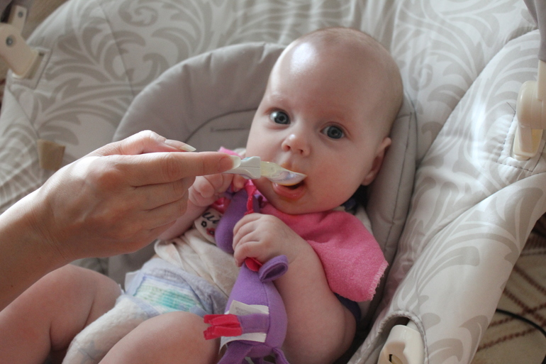 Пробуем кушать с ложечки