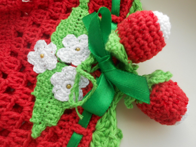 2 сумочки -полянки и панамка-клубничка