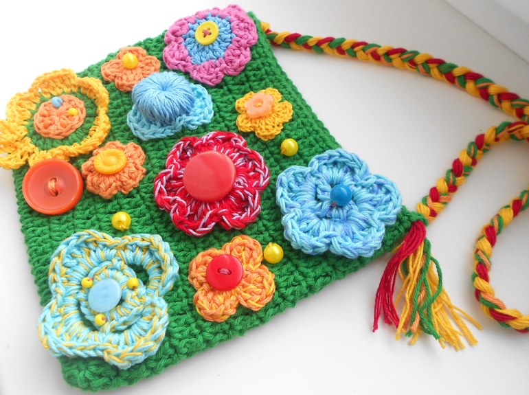 2 сумочки -полянки и панамка-клубничка