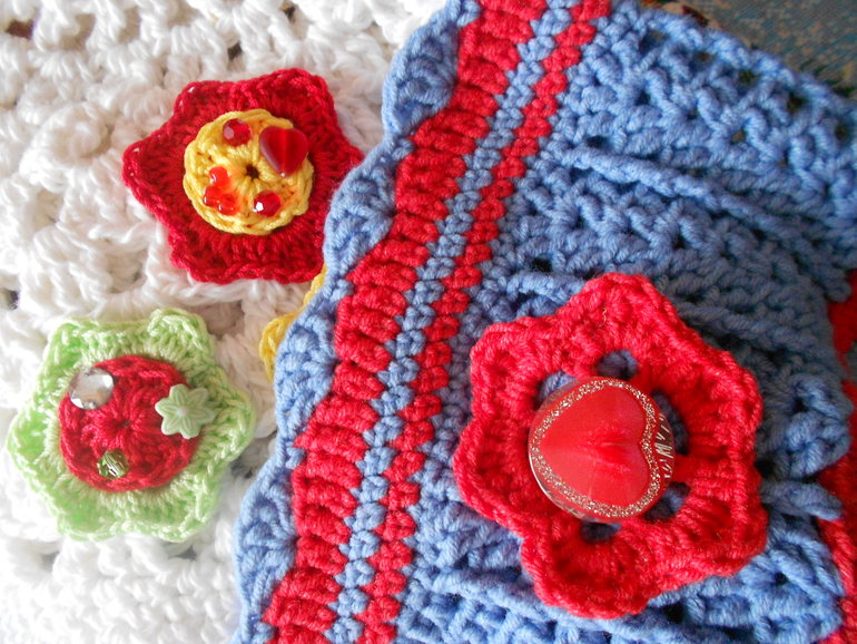 добавила цветочки на шапки, новая шапочка и косметичка .