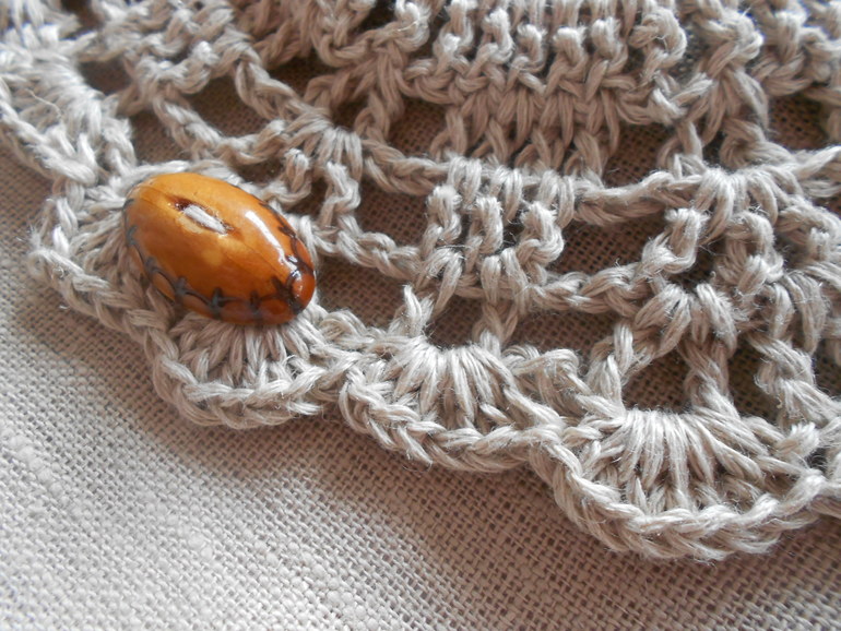 добавила цветочки на шапки, новая шапочка и косметичка .