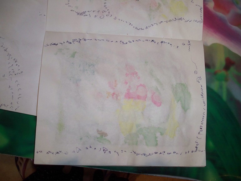 Ребенок рисует маленькие кружочки