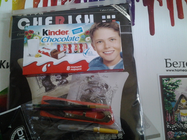 Хомячок обживает норку