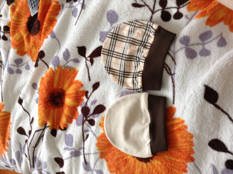 Первые шапочки для Роби )))